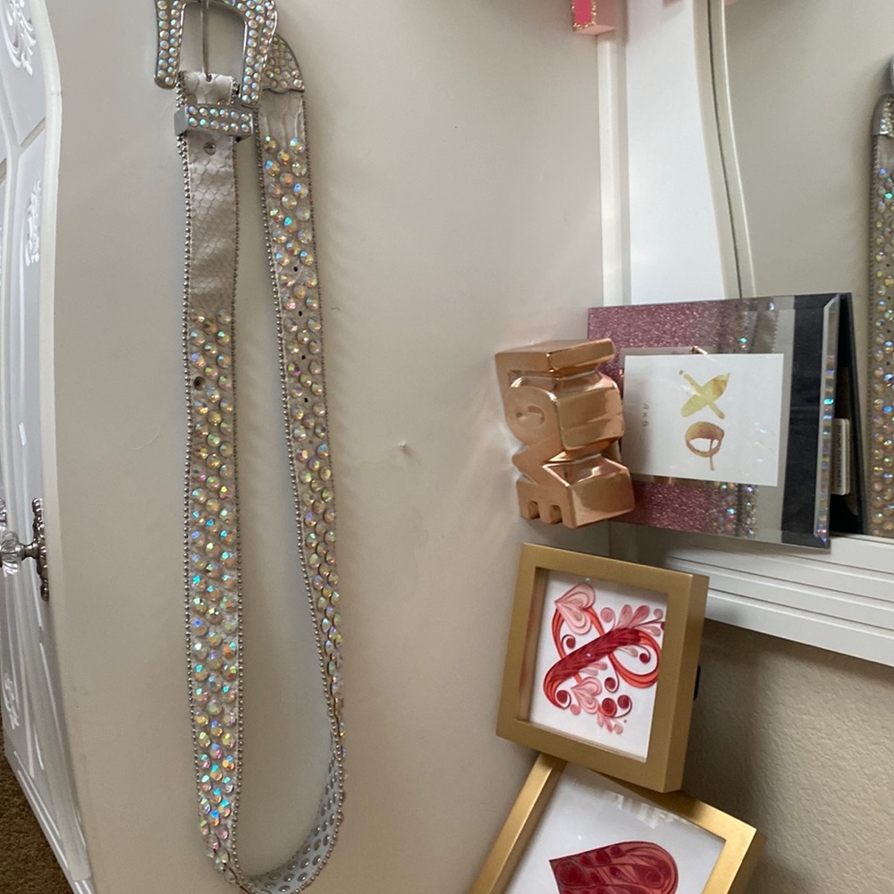 Ladies XL jeweled belt, white and silver, missing 1 stone